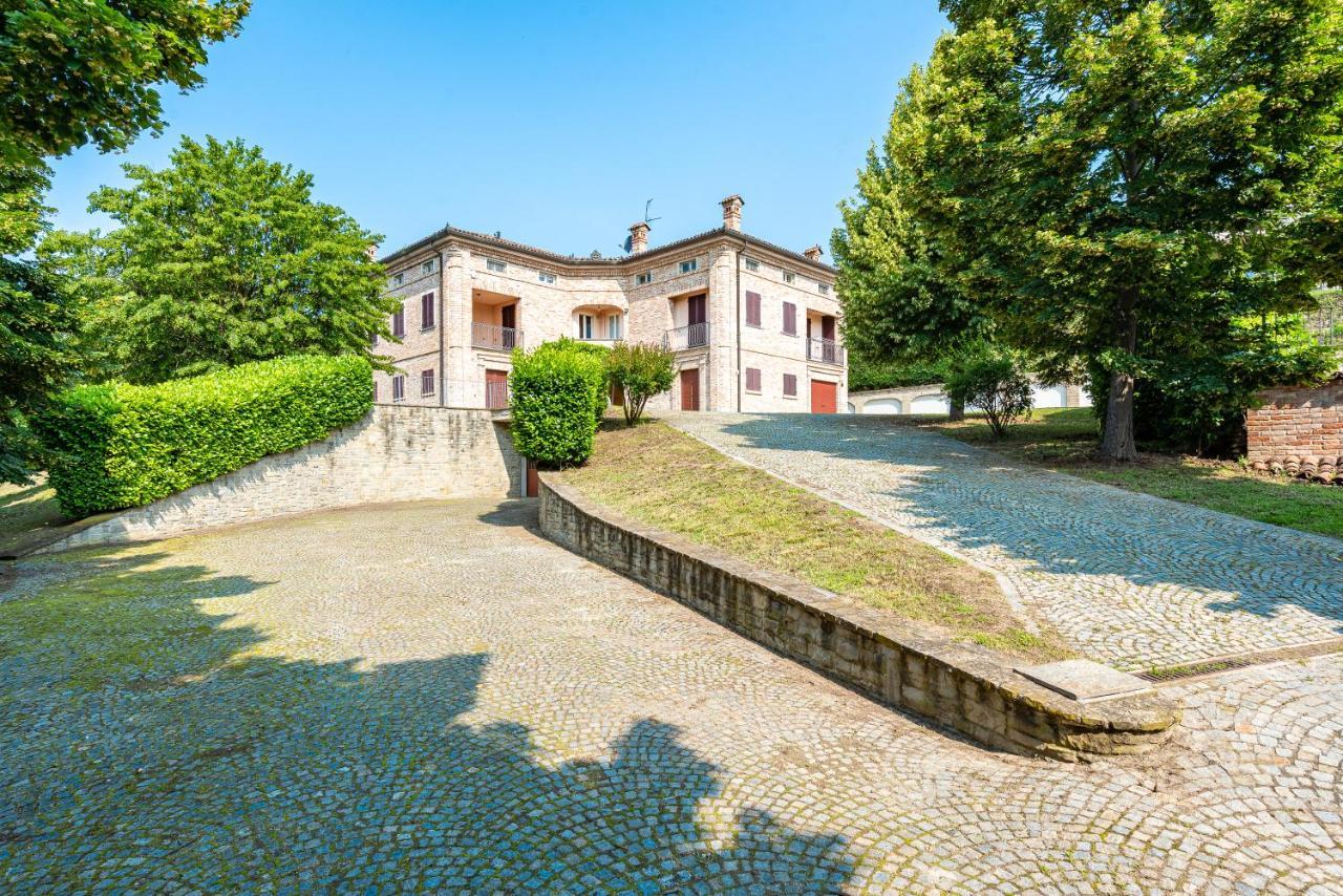 Villa Cornelia , Entire Villa With Private Pool Corneliano d'Alba Exteriör bild