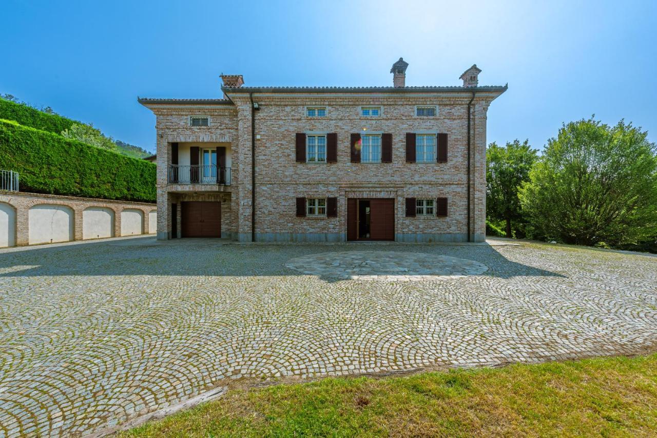 Villa Cornelia , Entire Villa With Private Pool Corneliano d'Alba Exteriör bild