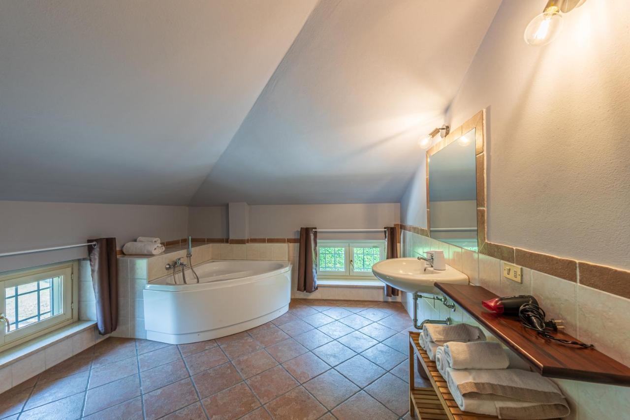 Villa Cornelia , Entire Villa With Private Pool Corneliano d'Alba Exteriör bild